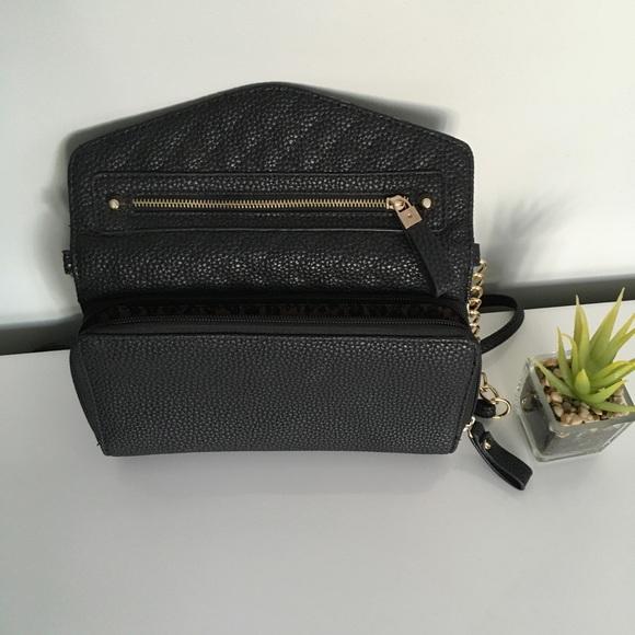 Kelly & Katie Black crossbody bag with gold chain strap - Picture 3 of 6
